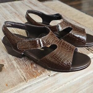SAS Dark Brown Crocodile Pattern Sandals 8.5 Wide